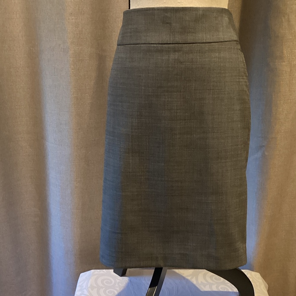 Talbots Classic Gray Pencil Skirt, size 6.